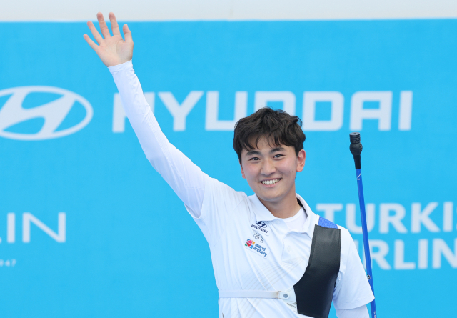 김제덕이 남자 개인전 동메달을 따낸 뒤 관중들에게 인사하고 있다. 연합뉴스