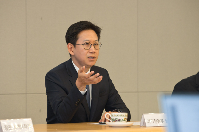 배경훈 과학기술정보통신부 장관이 11일 서울 종로구 KT 광화문지사에서 고객 무단 소액결제 침해사고 관련 조치 현황을 점검하고 있다. 사진 제공=과학기술정보통신부