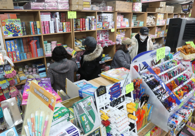 3월 1일 서울 종로구 창신동 문구거리 아담 문구사에서 학부모들이 자녀와 함께 새학기 학용품을 고르고 있다. 뉴스1