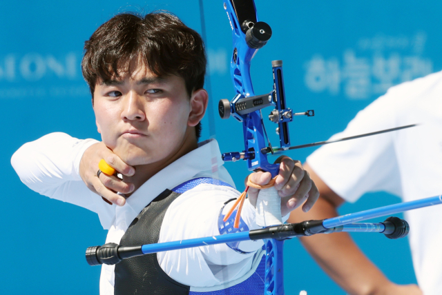김제덕이 11일 광주 동구 국립아시아문화전당 5·18민주광장에서 열린 2025 세계양궁선수권대회 남자 개인 16강에서 화살을 쏘고 있다. 연합뉴스