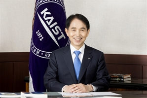 퀴리부인·스필버그도 받은 佛 최고 훈장, 이광형 총장에 수훈