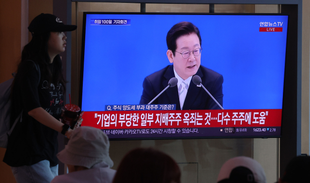 11일 서울 용산구 서울역 대합실에서 시민들이 이재명 대통령 취임 100일 기자회견 방송을 보고 있다. 권욱 기자