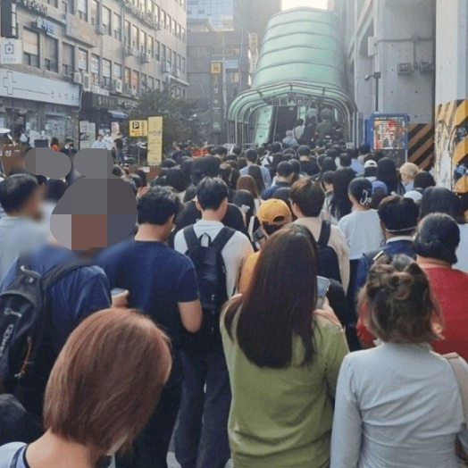 서울 지하철 2호선 성수역에서 퇴근길 지하철을 이용하려는 인파로 인산인해를 이룬 모습. SNS 갈무리