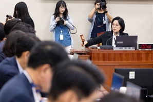 [속보] '이진숙 자동 해임' 방통위 폐지법, 與 주도 국회 과방위 통과