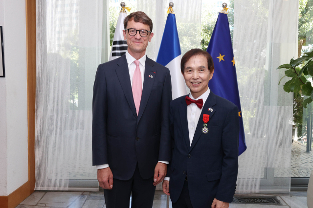 이광형(오른쪽) KAIST 총장이 11일 서울 서대문구 주한프랑스대사관에서 프랑스 정부로부터 ‘레지옹 도뇌르’ 훈장을 수훈한 후 필립 베르투 주한프랑스대사와 기념 촬영을 하고 있다. 사진 제공=KAIST