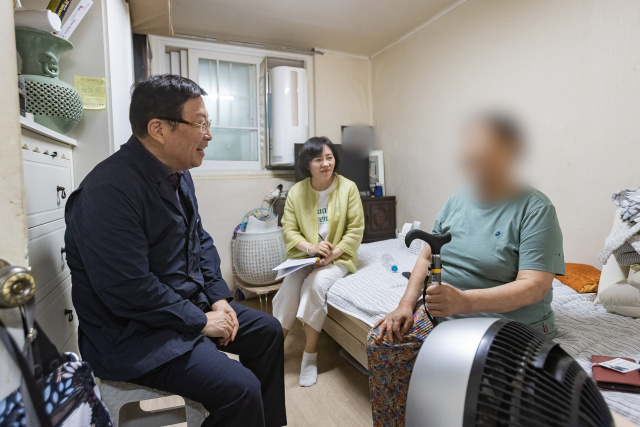 김경호(왼쪽) 광진구청장이 통합돌봄 대상 가정을 방문해 상담을 하고 있다. 사진제공=광진구