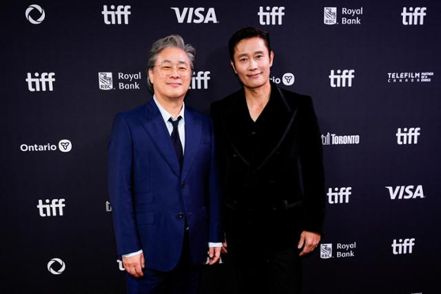 배우 이병헌(오른쪽)과 박찬욱 영화감독이 9일(한국시간) 캐나다 토론토국제영화제(TIFF)에 영화 '어쩔수가없다'로 초청돼 참석했다. 로이터 연합뉴스