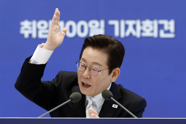 이재명 대통령이 11일 청와대 영빈관에서 열린 취임 100일 기자회견 ‘회복을 위한 100일, 미래를 위한 성장’에서 취재진 질문에 답하고 있다. 사진=대통령실통신사진기자단