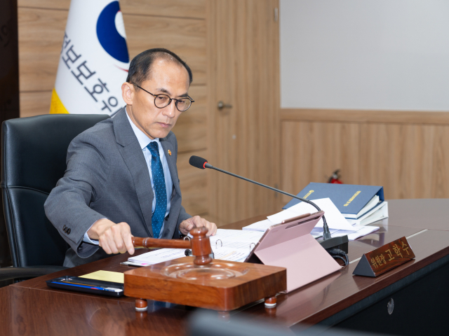 고학수 개인정보보호위원회 위원장이 지난 10일 오후 서울 종로구 정부서울청사에서 개최된 2025년 제20회 개인정보보호위원회 전체회의에서 의사봉을 두드리고 있다. 개인정보위