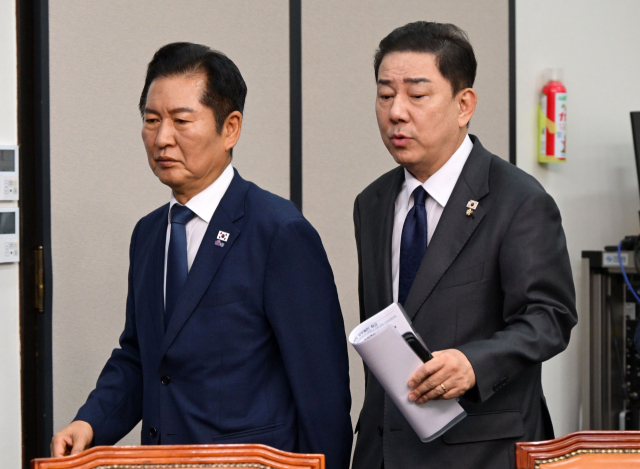정청래 더불어민주당 대표와 김병기 원내대표가 10일 서울 여의도 국회에서 열린 최고위원회의에서 입장하고 있다. 성형주 기자