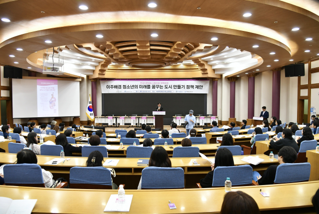 12일 국회 소회의실에서 전국다문화도시협의회 회장인 김병수 김포시장이 정책포럼의 개회사를 하고 있다. 사진 제공=김포시