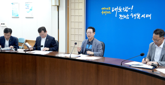 김영록 전남도지사가 12일 전남도청 정약용실에서 도 실·국장들이 참석한 가운데 이재명 대통령 100일 기자회견 후속대책과 관련해 현안회의를 주재하고 있다. 사진 제공=전라남도