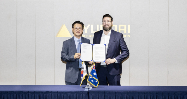 서울 종로구에 위치한 현대건설 계동 본사에서 김경수(왼쪽) 현대건설 글로벌사업부장과 조나단 디실바 오스넷 인프라 개발책임자가 업무협약을 체결한 후 기념사진을 촬영하고 있다. 사진 제공=현대건설