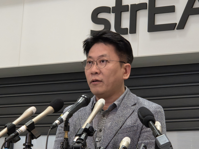 김동명 LG에너지솔루션 사장이 12일 인천국제공항 제2터미널에서 기자회견을 하고 있다. 이건율 기자