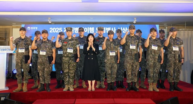 홍소영(앞줄 왼쪽 4번째) 병무청장이 11일 대전 유성 계룡스파텔에서 자원병역이행 모범병사 시상식 후 기념촬영하고 있다. 사진 제공=병무청