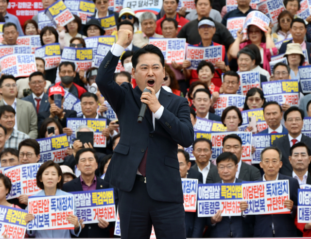 장동혁 국민의힘 대표가 12일 서울 여의도 국회 본관 계단 앞에서 열린 야당탄압 독재정치 규탄대회에서 발언을 하고 있다. 성형주 기자