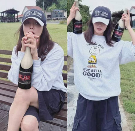 배우 김희선이 벨리 그로스 발라드 와인을 들고 포즈를 취하고 있다. 김희선 SNS 캡처