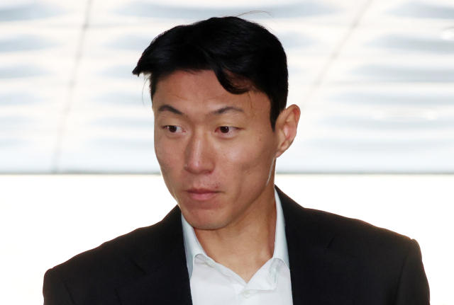 황의조 전 축구 국가대표가 14일 서울중앙지방법원에서 열린 성폭력범죄의처벌등에관한특례법위반(카메라등이용촬영) 선고에 출석하고 있다. 뉴스1