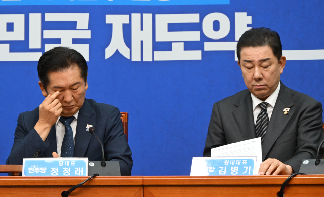 정청래(왼쪽) 더불어민주당 대표와 김병기 원내대표가 12일 서울 여의도 국회에서 열린 최고위원회의에서 자료를 살펴보고 있다. 성형주 기자