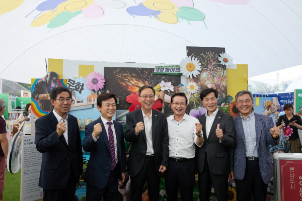 (오른쪽부터) 이건왕 영등포문화재단 대표이사, 안병구 밀양시장, 최호권 전국문화도시협의회 의장(영등포구청장),김영수 문화체육관광부 차관, 조규일 진주시장, 정광렬 지역문화진흥원장