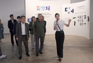 문재인 전 대통령 광주 방문…방명록에 남긴 ‘디자인 예술의 혁신과 포용’