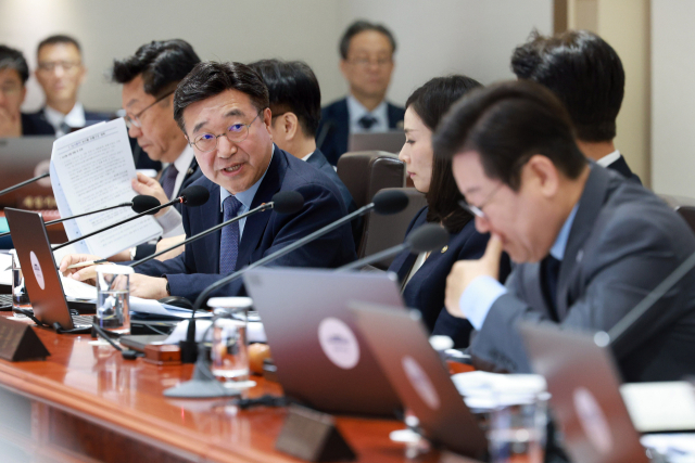 윤호중 행정안전부 장관이 9일 서울 용산 대통령실에서 열린 국무회의에서 발언하고 있다. 대통령실통신사진기자단