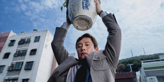 부산국제영화제 개막작 '어쩔수가없다'의 스틸컷. 사진 제공=부국제
