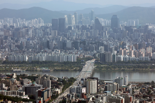 서울 남산타워에서 바라본 아파트 단지. 뉴스1