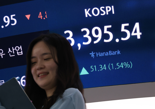 12 코스피는 전장보다 51.34포인트(1.54%) 오른 3395.54로 거래를 마치며 사흘 연속 사상 최고치를 경신했다. 연합뉴스
