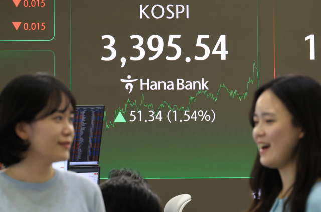 12일 서울 중구 하나은행 본점에서 직원들이 증시와 환율을 모니터 하고 있다. 이날 코스피는 전장보다 51.34포인트(1.54%) 오른 3395.54로 거래를 마쳤다. 전날 세운 종가 기준 사상 최고치(3,344.20)를 큰 폭으로 갈아치운 것이다. 연합뉴스
