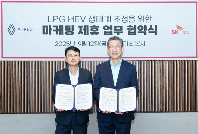 백흠정(왼쪽) SK가스 에코에너지 본부장과 최성규 르노코리아 연구소장이 국내 최초 LPG 하이브리드 차량의 성공적 출시를 위한 전속 마케팅 협약을 체결하고 기념 촬영을 하고 있다. 사진 제공=SK가스