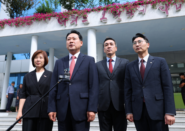 장동혁 국민의힘 대표가 14일 오전 부산 강서구 세계로교회 예배에 참석 하기 전 취재진 질문에 답하고 있다. 국민의힘 지도부는 이날 부산 첫 방문 일정으로 최근 구속된 손현보 목사가 담임 목사로 있는 세계로교회 예배에 참석했다. 손 목사는 개신교계 단체인 '세이브코리아'를 이끌며 윤석열 전 대통령의 탄핵 반대 집회를 주도하기도 했다. 연합뉴스