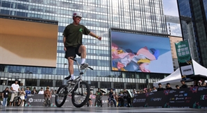 '이게 가능해?'…광화문광장에서 펼쳐진 BMX 데몬쇼