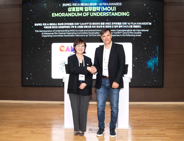 12일 양금희(왼쪽) 경북 경제부지사와 에이아이 필름 어워즈 창립자인 자크 뒤랑이 상호협력 업무협약을 체결한 뒤 악수하고 있다. 사진제공=경북도
