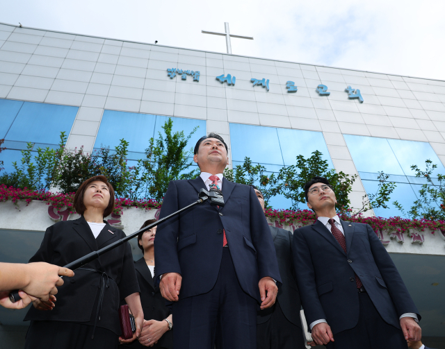 장동혁 국민의힘 대표가 14일 오전 부산 강서구 세계로교회 예배에 참석 하기 전 취재진 질문에 답하고 있다. 연합뉴스