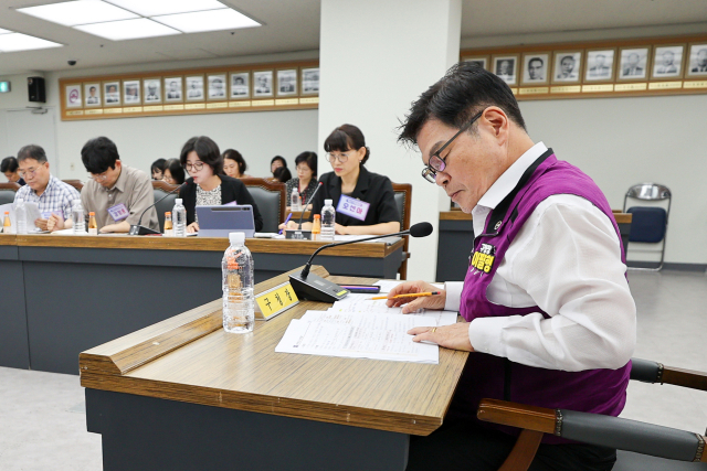 이필형 동대문구청장이 ‘AI·스마트 심포지엄’에 참석해 문서를 읽고 있다. 사진제공=동대문구