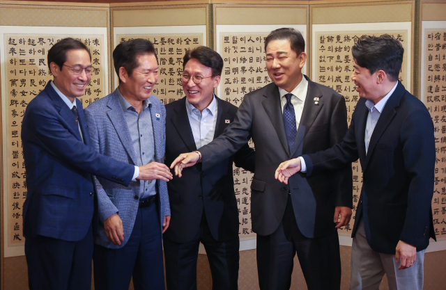 14일 서울 종로구 총리 공관에서 열린 당·정·대(더불어민주당·정부·대통령실) 고위급 만찬회동에서 김민석 국무총리(가운데)를 비롯한 참석자들이 밝은 표정으로 기념사진을 찍고 있다. 왼쪽부터 우상호 대통령실 정무수석, 더불어민주당 정청래 대표, 김 총리, 더불어민주당 김병기 원내대표, 강훈식 대통령비서실장. 연합뉴스