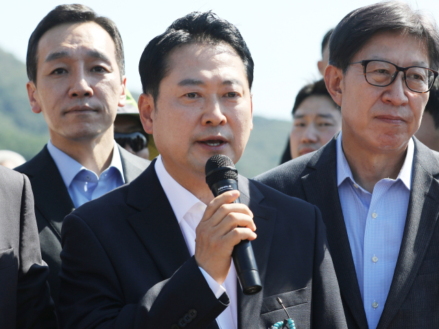 장동혁(왼쪽 두번째) 국민의힘 대표가 14일 부산 강서구 가덕도 대항전망대를 찾아 가덕도신공항 건설 예정지를 살펴본 뒤 발언을 하고 있다. 뉴스1