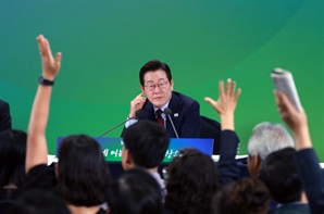 李대통령, ‘핵심규제 합리화 회의’ 주재…“거미줄 규제 확 걷어낼것”