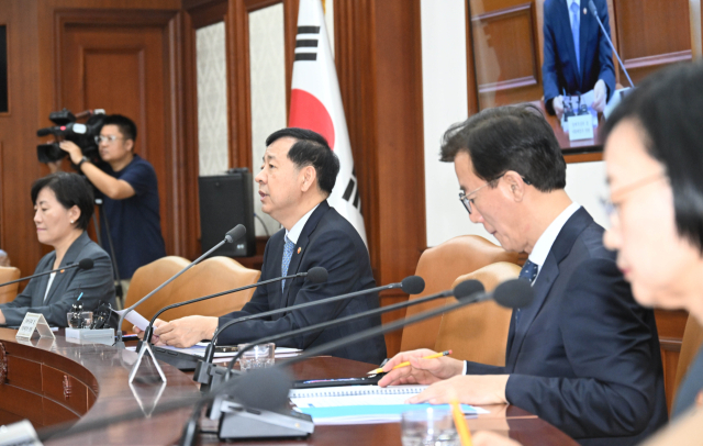 구윤철(왼쪽 두 번째) 부총리 겸 기획재정부 장관이 15일 정부서울청사에서 경제관계장관회의를 주재하며 추석 민생안정대책에 대해 발표하고 있다. 사진제공=기획재정부