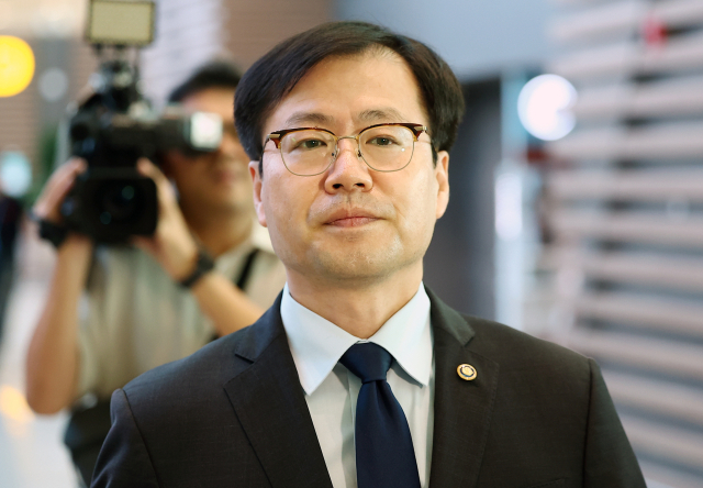 여한구 산업통상자원부 통상교섭본부장이 15일 미국과의 관세 협상 후속 협의를 위해 인천국제공항 제2터미널 출국장으로 향하고 있다. 연합뉴스.