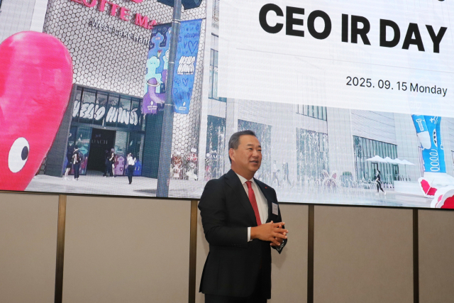 김상현 롯데쇼핑 대표이사 부회장이 15일 서울 잠실 시그니엘 서울에서 열린 롯데쇼핑 'CEO IR DAY'에서 롯데쇼핑의 전략에 대해 설명하고 있다. 사진 제공=롯데쇼핑