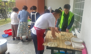 오케이시스템 관리단지 아파트 ‘김해율하2 LH1단지’ 65세 어르신 대상 ‘따뜻한 한끼 밥상’ 행사 성료 