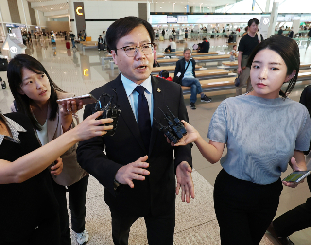 여한구(가운데) 산업통상자원부 통상교섭본부장이 15일 미국과의 관세 협상 후속 협의를 위해 인천국제공항 제2터미널 출국장으로 향하며 취재진 질문에 답하고 있다. 연합뉴스