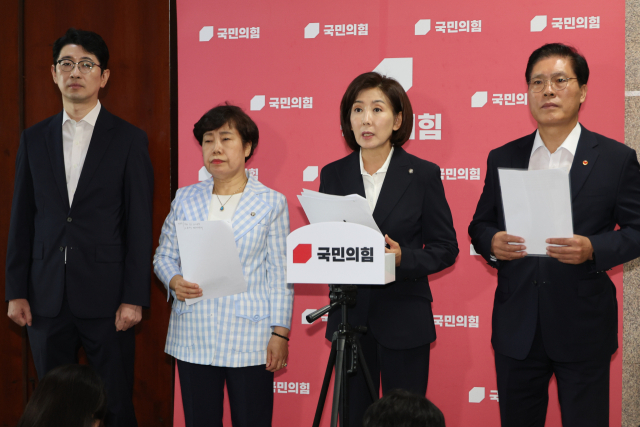 '조희대 사퇴' 여론 살피는 용산…국힘 '李 판결 뒤집으려 하나'