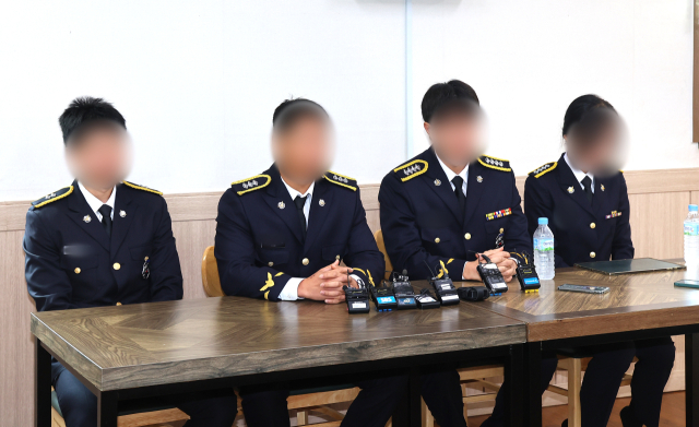 갯벌에 고립된 노인을 구하다 숨진 고 이재석 경사의 팀원들인 인천해양경찰서 영흥파출소 직원들이 15일 인천 동구의 한 장례식장에서 기자회견을 열고 사건 은폐 의혹을 제기하고 있다. 연합뉴스