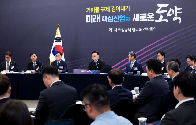 이재명 대통령이 15일 서울 성북구 한국과학기술연구원(KIST)에서 열린 제1차 핵심규제 합리화 전략회의에서 발언하고 있다. 연합뉴스