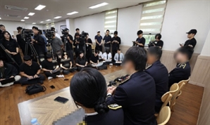 "이 경사 '영웅' 만들어야 한다"…해경 동료들, '함구 지시' 폭로