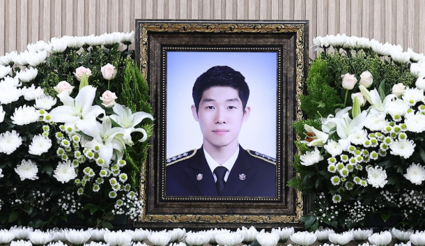 故이재석 경사의 빈소에 국화꽃이 놓여져 있다. 뉴스1