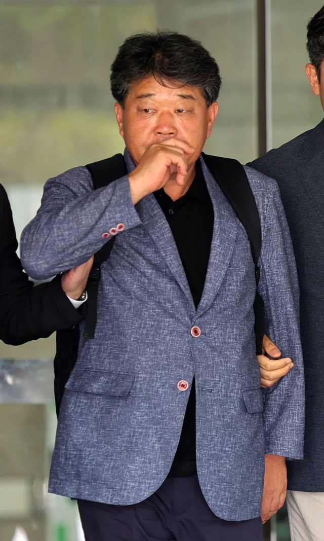 건진법사 전성배 씨에게 국민의힘 공천을 청탁한 혐의를 받는 박창욱 경북도의원(당시 후보자)이 15일 서울 중앙지법에서 구속 전 피의자 심문(영장실질심사)을 마치고 법원을 나서고 있다. 연합뉴스